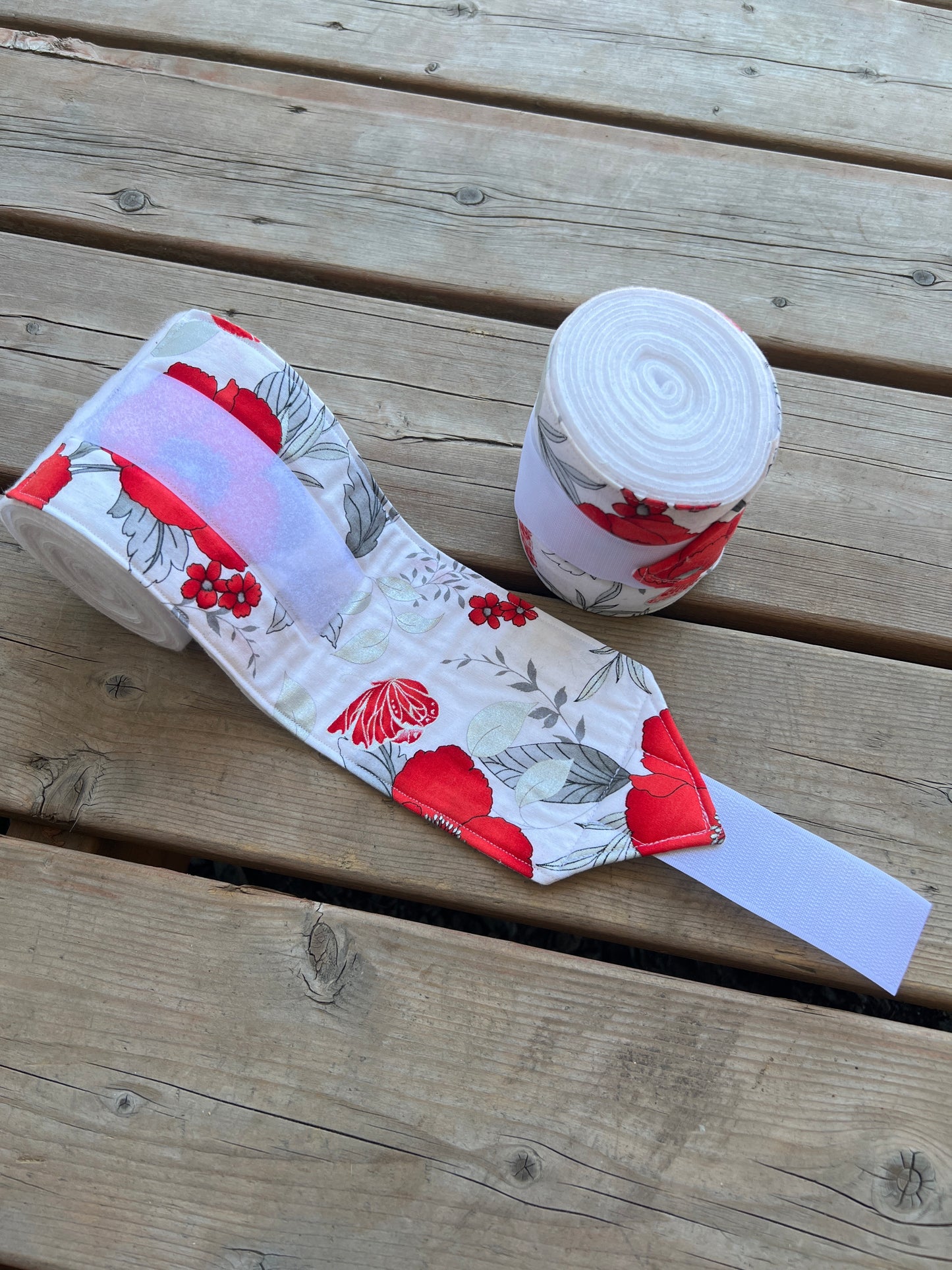 Lot de 2 polos pour chevaux - Blanc avec fleurs rouges et argentées