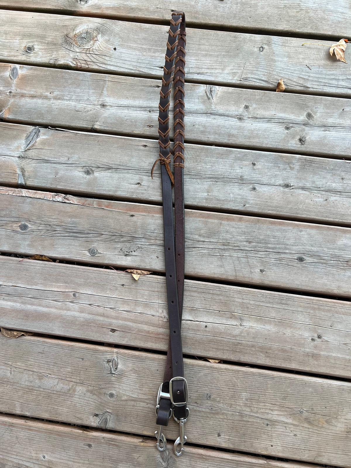 Rênes baril en cuir brun foncé lacées
