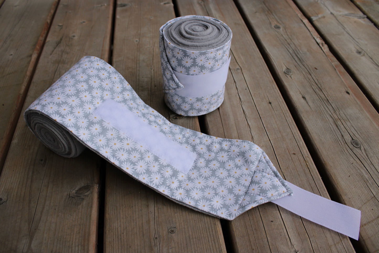 Lot de 2 polos pour chevaux - Gris avec marguerites 